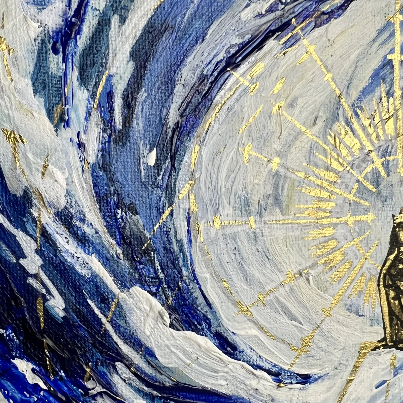 Detalle de la materia azul, blanca y dorada de EL CIERZO