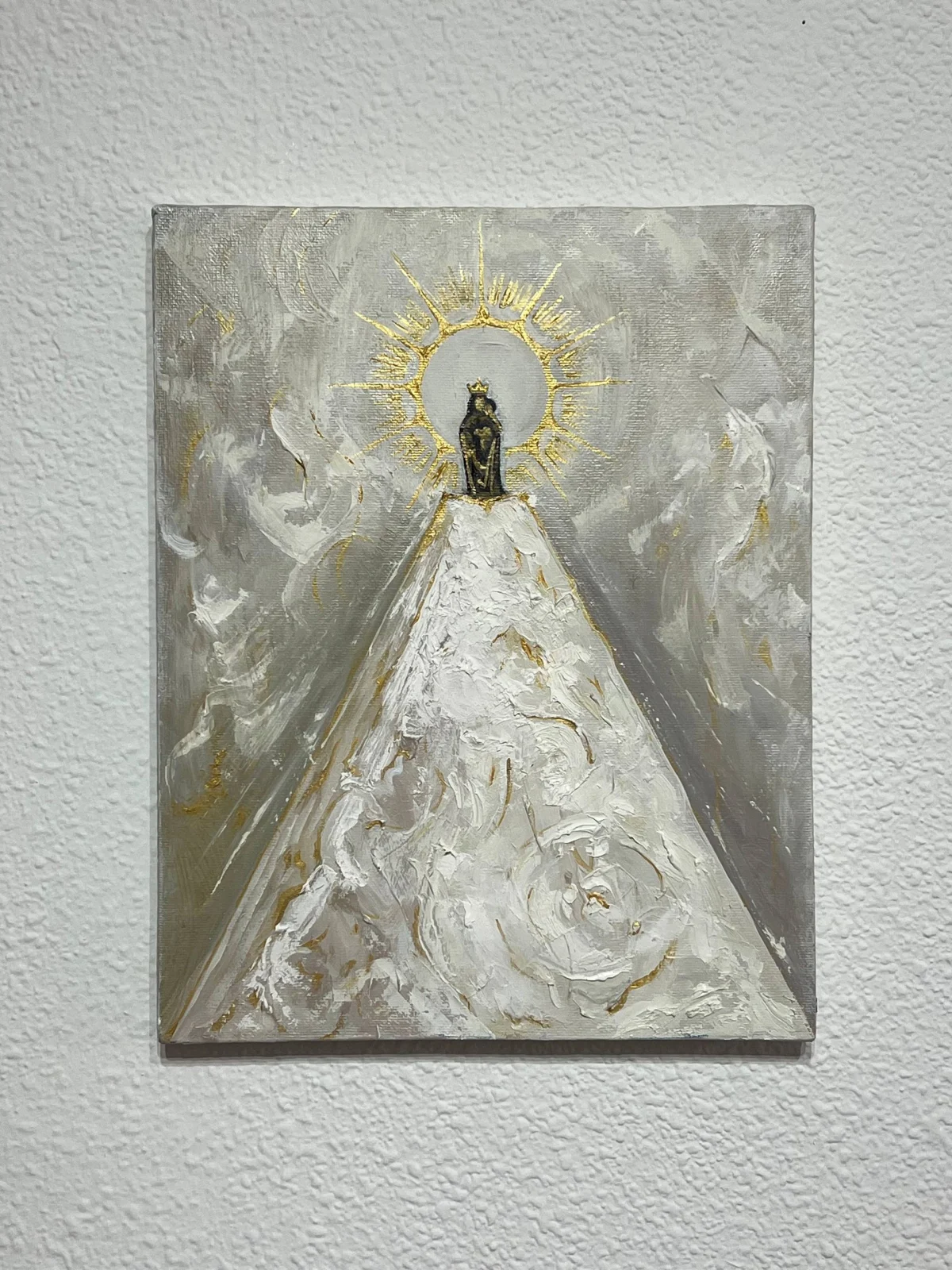 LA LUZ de Baikaro sobre una pared blanca