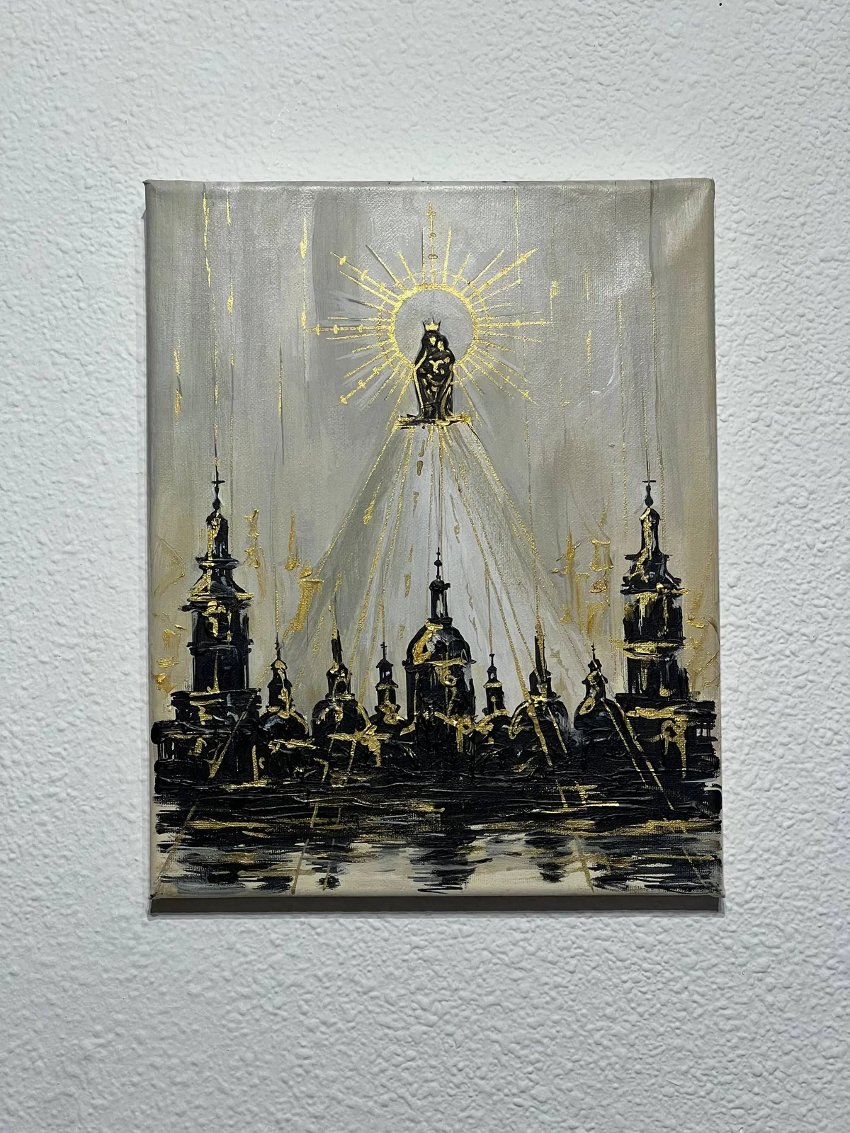 LA BAS&Iacute;LICA de Baikaro sobre una pared blanca