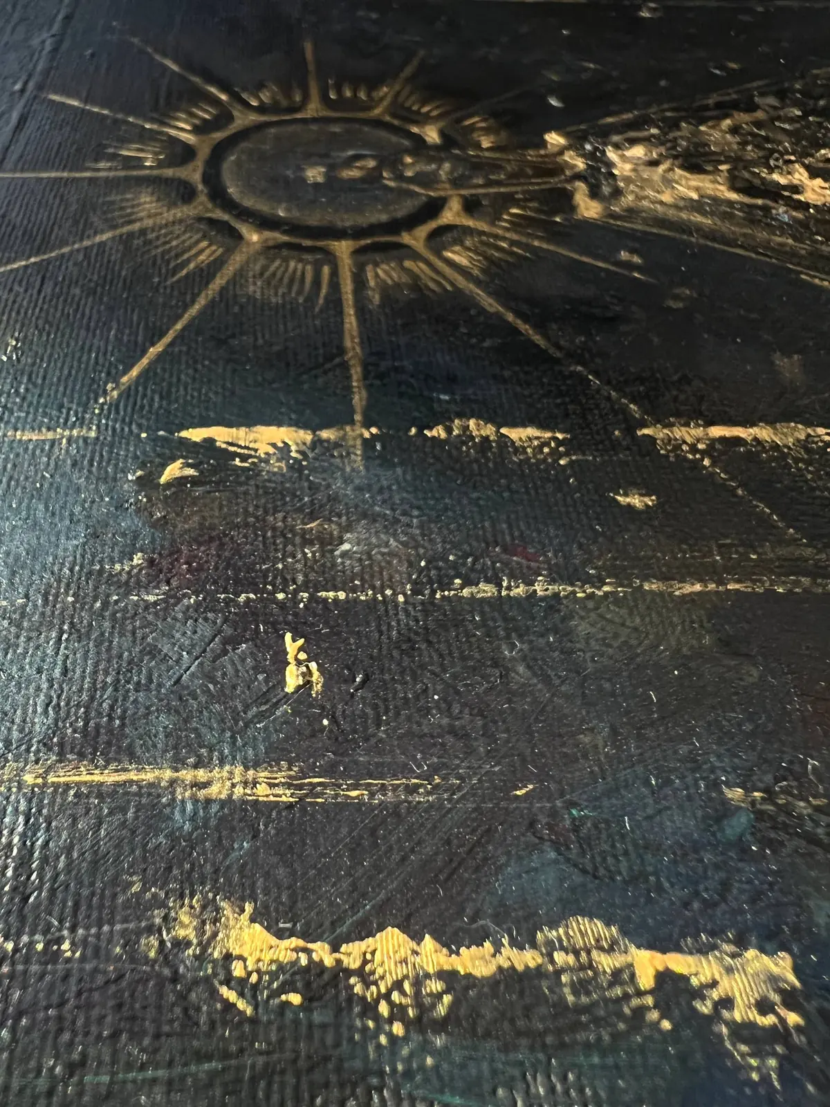 Detalle de la materia negra y dorada de EL REFUGIO